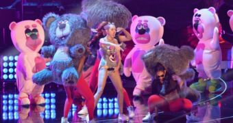 Miley Cyrus and giant, apparently stoned teddy bears take over the VMAs 2013