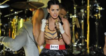 Katy Perry performs “Roar” for the first time, at the VMAs 2013