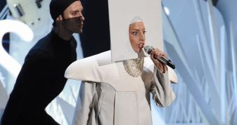 Lady Gaga brings “Applause” to the Video Music Awards 2013