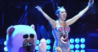 Miley Cyrus performs at the MTV VMAs 2013, shocks everyone