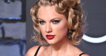 Taylor Swift brings old-school glamour to the red carpet at the MTV Video Music Awards 2013
