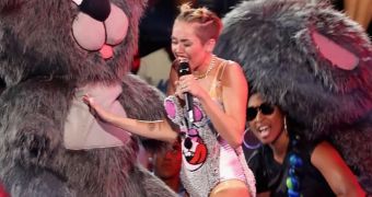 Miley Cyrus and giant teddy bears dance to “We Can’t Stop” before Robin Thicke joins them on stage