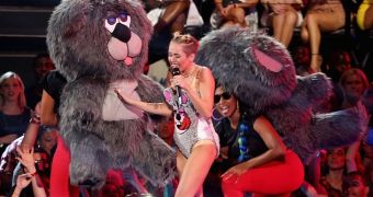 Miley Cyrus performs “We Can’t Stop” with giant teddy bears at the MTV VMAs 2013