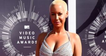 VMAs 2014: Amber Rose Wears Nothing but Chains on the Red Carpet – Gallery