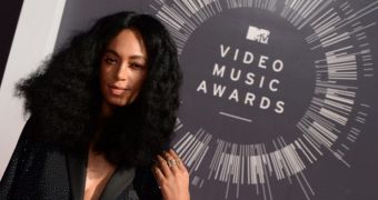 Solange and Beyonce are not feuding, just sat apart and the 2014 VMAs