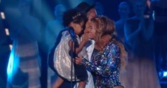 Beyonce, Jay Z and Blue Ivy on stage at the MTV Video Music Awards 2014
