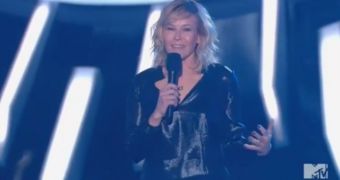 Chelsea Handler’s joke about Taylor Swift being “so white” at the VMAs 2014 isn’t that well received