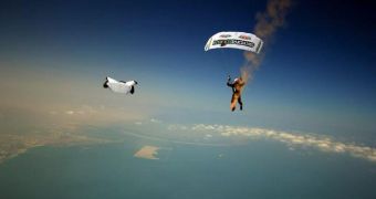 Ernesto Gainza sets new world record for doing a skydive using the smallest parachute