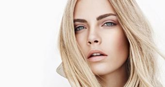 Cara Delevingne offered some interesting footage from backstage of the Victoria's Secret show