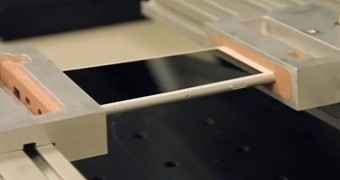 Apple Intentionally Bends Some iPhones to Prove Their Sturdiness – Video
