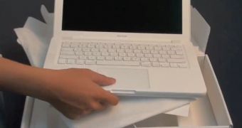 A screenshot from the unboxing video published by Tinhte.com