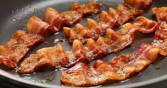 Video shows a competitive shooter using an assault rifle to cook bacon