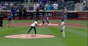 Rapper 50 Cent throws hilariously bad first pitch, laughs it off