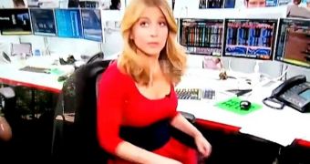 Bloomberg reporter Sara Eisen caught adjusting her wardrobe on live broadcast