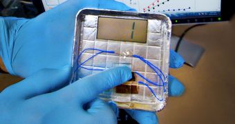 This is the new device produced at Berkeley Lab, which uses biological piezoelectricity to produce current