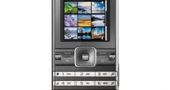 Sony Ericsson K770i in silver