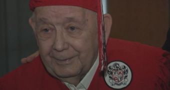 WWII veteran receives his graduation certificate after 70 years of waiting