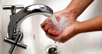 Specialist recommends that people wash their hands with cold water, lots of soap