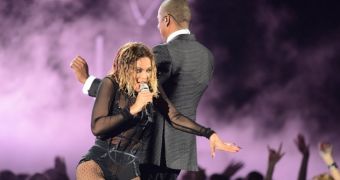 Beyonce and Jay Z kick off the Grammy 2014 awards with a live rendition of “Drunk in Love”