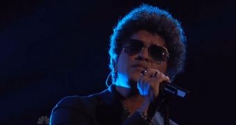 Bruno Mars premieres “When I Was Your Man” on The Voice season 3 finale