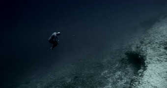 Gorgeous video shows freediver riding an ocean current