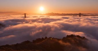 Time-lapse video shows fog hovering over the San Francisco Bay area