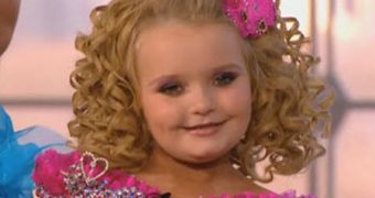 Artist uses 25 pounds of trash to make Honey Boo Boo's portrait