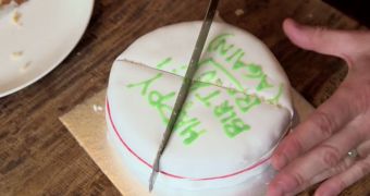 Video shows the proper way to cut a cake