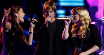 Kelly Clarkson performs on The Voice with Cassadee and Terry from Team Blake