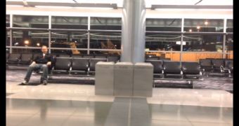 Man in airport creates funny music video