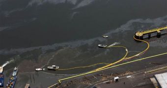 Watch: Oil Slick on Arthur Kill River, US