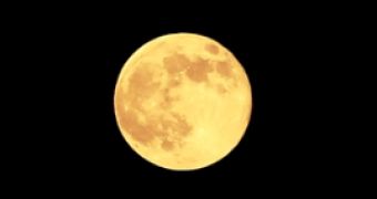 Watch: Time-Lapse Video Shows Supermoon Rising Over Greece