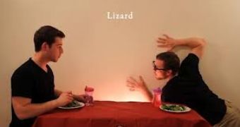 YouTuber tries a lizard's style of eating