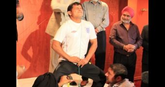 Rakesh Kumar lifts weights with his eye socket