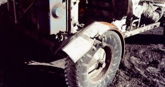 Moonbuggy duct tape fender bodging, Apollo 17 style