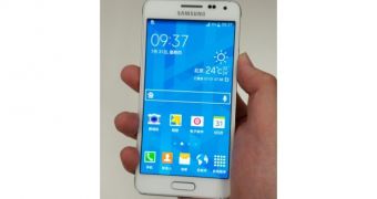 White Samsung Galaxy Alpha Emerges in Leaked Photos