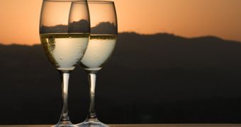 White wines come to compete the benefits brought to one's health by drinking red wine