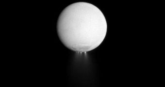 Photo showing the plumes of water particles and organic molecules being spewed out from Enceladus' south polar regions