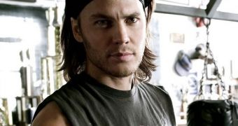Taylor Kitsch boxes to stay healthy and in top shape