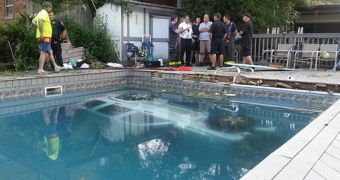 Woman in the US loses control of her Jeep, the vehicle ends up at the bottom of a pool