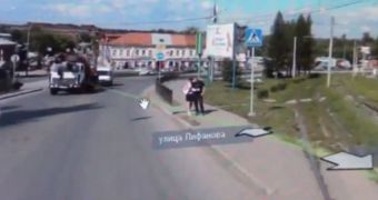 Cheating boyfriend is caught in the act with the help of Yandex's street view