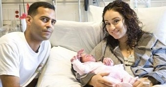 Woman in California, US, delivers her baby on the side of a busy freeway