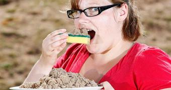 Woman gets Pica syndrome while pregnant, starts eating sponges and sand