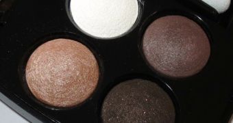 Woman says she is addicted to eating eyeshadow, likes lighter color best