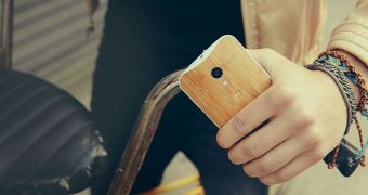 Moto X with Wood back plate