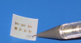 Image of the world's first field effect transistor to have a paper interstrate