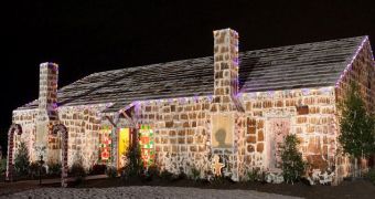 Volunteers in Texas set a new Guinness World Record with the biggest  gingerbread house