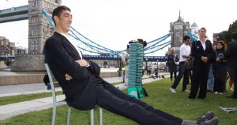World’s tallest man Sultan Kosen is now in the US, getting a brand new, $50,000 smile