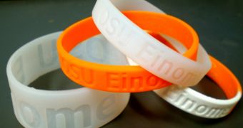 Researchers say silicone wristbands can help determine which pollutants people are exposed to on a regular basis