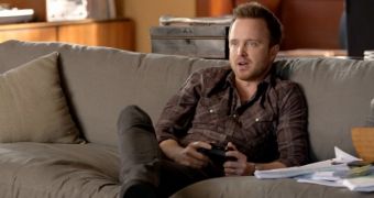 Aaron Paul enjoys Titanfall on Xbox One